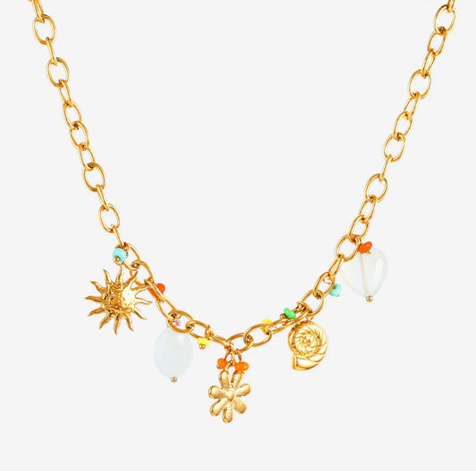 Collier pendentif mêlant fleur, soleil et pierre naturelle