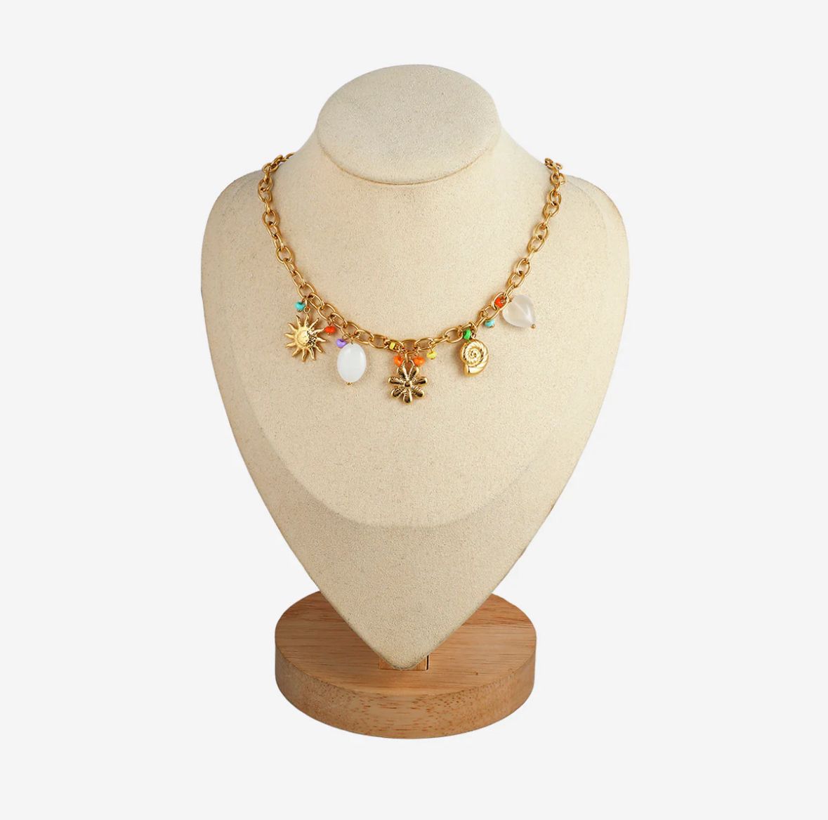 Collier pendentif mêlant fleur, soleil et pierre naturelle
