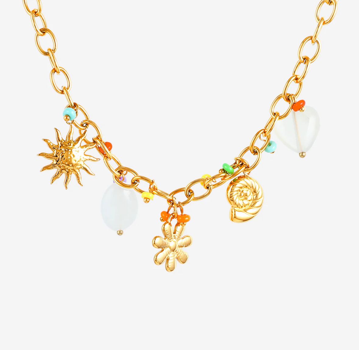 Collier pendentif mêlant fleur, soleil et pierre naturelle